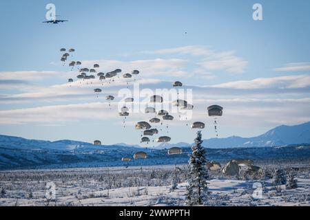 I paracadutisti dell'esercito statunitense del 3rd Battalion, 509th Parachute Infantry Regiment, 2nd Infantry Brigade Combat Team (Airborne), 11th Airborne Division, eseguono un'operazione aviotrasportata come parte del Joint Pacific Multinational Readiness Center 24-02 presso Donnelly Training area, Alaska, 8 febbraio 2024. JPMRC 24-02 dipende da partner congiunti, multicomponenti e multinazionali per avere successo, tra cui gli equipaggi aerei e terrestri della U.S. Air Force, i Marines degli Stati Uniti e i partecipanti militari internazionali provenienti da più di cinque paesi, una testimonianza del realismo e dell'autenticità della sua capacità di addestramento di livello mondiale. Esercito Foto Stock