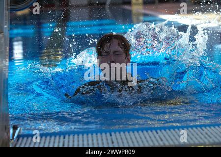 Reuben Browning, un medico assegnato al 1st Battalion, 503rd Infantry Parachute Regiment, 173rd Airborne Brigade, partecipa a un test di sopravvivenza in acqua di combattimento nell'ambito della migliore valutazione e selezione di mediani della competizione, Caserma Ederle, Vicenza, Italia, 13 febbraio, 2024. la Task Force dell'Europa meridionale degli Stati Uniti, Africa (SETAF-AF) ha ospitato una migliore valutazione e selezione della competizione medica dal 13-14 febbraio, a Caserma del DIN e Caserma Ederle al fine di selezionare i migliori medici per rappresentare la 173a Brigata aviotrasportata nell'Esercito FY24. Il programma di selezione di 24 ore misura A. Foto Stock