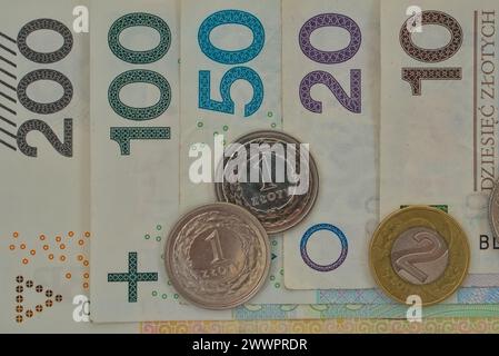 banconote e monete zloty polacche ordinate da 200 a 10 foto in primo piano Foto Stock