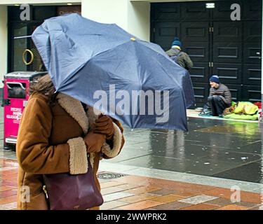 Glasgow, Scozia, Regno Unito. 25 marzo 2024: Regno Unito Meteo: Il clima primaverile piovoso in città ha visto gente del posto e turisti sulle strade del centro città con i loro ombrelli. La capitale dello shopping della scozia nel miglio stile, buchanan Street. Credit Gerard Ferry/Alamy Live News Foto Stock