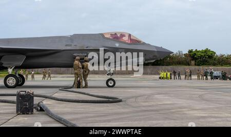 Due aviatori della U.S. Air Force con il 18th Logistics Readiness Squadron conducono operazioni di rifornimento su un F-35A Lightning II assegnato al 4th Fighter Squadron, Hill Air Force base, Utah, durante una dimostrazione del punto di rifornimento nell'area anteriore osservata dalla Japan Air Self-Defense Force e dai leader del 788th Wing presso la base aerea di Kadena, Giappone, 14 febbraio 2024. Per sostenere la preparazione in condizioni avverse, la formazione FARP può svolgersi in qualsiasi momento, giorno o notte. Quando uno squadrone di caccia ha il supporto FARP, le scelte sono aumentate in un ambiente contestato. Aeronautica militare Foto Stock