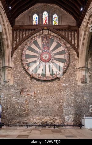 Tavolo rotondo montato sulla parete all'interno della Great Hall, Winchester. Marzo 2024. Foto Stock