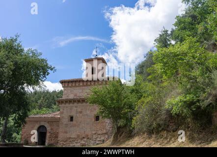 Il Monastero di Suso, situato a San Millan de la Cogolla, la Rioja, Spagna, offre una vista mozzafiato. Questo sito patrimonio dell'umanità dell'UNESCO Foto Stock