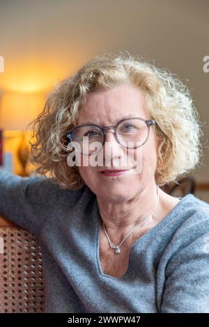 ritratto di una donna anziana attraente seduta in un bar Foto Stock