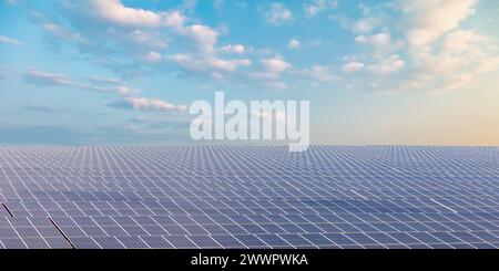 Un campo infinito di pannelli solari blu davanti a un cielo ammoso Foto Stock