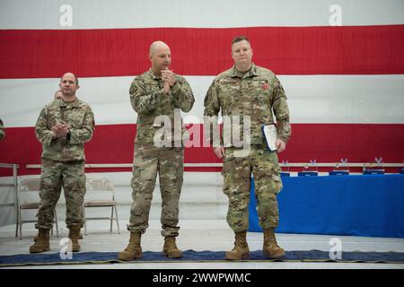 David Olejarz, 128th Civil Engineer senior enlisted leader, ha ricevuto la Bronze Star Medal durante una cerimonia tenutasi presso il 128th Air Refueling Wing, Milwaukee, 4 febbraio 2024. La Bronze Star Medal viene assegnata per il servizio meritorio in una zona di combattimento. Air National Guard Foto Stock