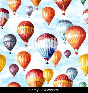 Palloncini Air colorati nel cielo nuvoloso blu. Motivo senza cuciture ad acquerello disegnato a mano Foto Stock