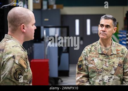 Il tenente generale Marc Sasseville ascolta come Tech. Il sergente Alex Sinclair spiega al generale le responsabilità e la vita quotidiana di un operatore di sistemi di rete presso il 101st Air Refueling Wing, Bangor Air National Guard base, Maine, 3 febbraio 2024. Il generale Sasseville visitò lo Wing e incontrò i MAINEiacs come parte di un evento di più giorni nel Maine. Foto Stock