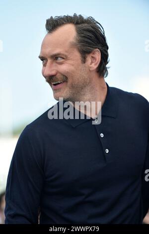 L'attore Jude Law in posa durante la chiamata fotografica del film "Firebrand" in occasione del Festival di Cannes il 22 maggio 2023 Foto Stock