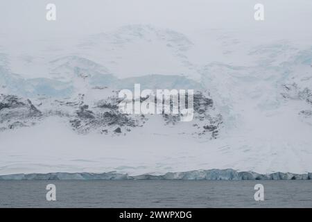 Antartide, Oceano meridionale, Isole Balleny. Vista costiera dell'isola di Sturge rivendicata dalla nuova Zelanda come parte della dipendenza di Ross. Foto Stock