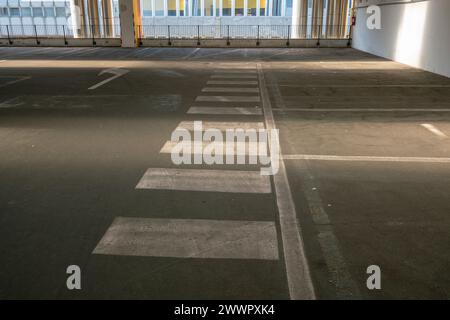 attraversamenti pedonali in garage a più piani destinati al pubblico, posti auto in garage coperto vuoto. Foto Stock