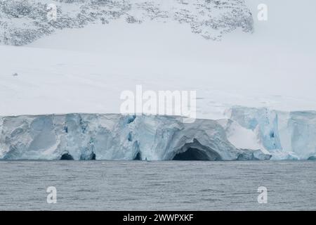 Antartide, Oceano meridionale, Isole Balleny. Vista costiera dell'isola di Sturge rivendicata dalla nuova Zelanda come parte della dipendenza di Ross. Foto Stock