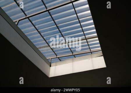 lucernario, su un tetto piatto, e una struttura che protegge dalla pioggia ma consente alla luce e all'aria di passare nell'edificio, un raggio di luce proveniente dalla r Foto Stock