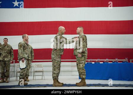 David Olejarz, 128th Civil Engineer senior enlisted leader, ha ricevuto la Bronze Star Medal durante una cerimonia tenutasi presso il 128th Air Refueling Wing, Milwaukee, 4 febbraio 2024. La Bronze Star Medal viene assegnata per il servizio meritorio in una zona di combattimento. Air National Guard Foto Stock