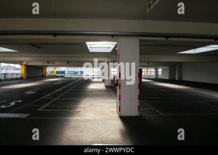 posti auto, garage pubblico vuoto su più piani, posti auto nel garage coperto. garage a più piani Foto Stock