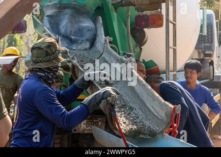 I Royal Thai Marines con la Royal Thai Marine Corps Construction Company of Combat Engineers versano cemento per un marciapiede presso il cantiere della Ban Prakaet School a Chanthaburi, Thailandia, 27 febbraio 2024. I Marines del Marine Wing Support Squadron 171 hanno prestato la loro esperienza ingegneristica agli sforzi umanitari multilaterali durante Cobra Gold 24. Esercizio congiunto Cobra Gold è il più grande esercizio congiunto nell'Asia continentale e un esempio concreto della forte alleanza e delle relazioni strategiche tra la Thailandia e gli Stati Uniti. Questa è la 43a iterazione dell' esercizio multilaterale tenutosi dal febbraio. Foto Stock