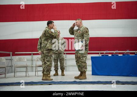 David Olejarz, 128th Civil Engineer senior enlisted leader, ha ricevuto la Bronze Star Medal durante una cerimonia tenutasi presso il 128th Air Refueling Wing, Milwaukee, 4 febbraio 2024. La Bronze Star Medal viene assegnata per il servizio meritorio in una zona di combattimento. Air National Guard Foto Stock