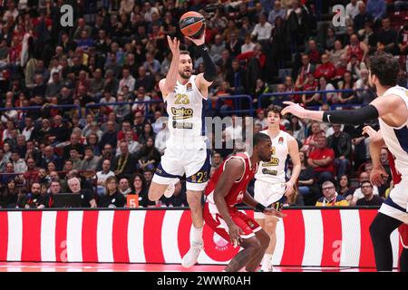 Milano, Italia. 23 marzo 2024. Italia, Milano, 22 marzo 2024: Marko Guduric (Fenerbahce) sale per 2 punti nel primo quarto durante la partita di basket EA7 Emporio Armani Milan vs Fenerbahce Beko Istanbul, EuroLeague 2023-24 round 31 (Credit Image: © Fabrizio Andrea Bertani/Pacific Press via ZUMA Press Wire) SOLO USO EDITORIALE! Non per USO commerciale! Foto Stock