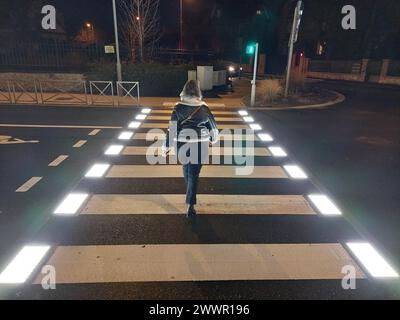 Saint Prix, Francia. 23 gennaio 2024. © PHOTOPQR/LE PARISIEN/Christophe Lefevre ; Saint-Prix ; 23/01/2024 ; le conseil départemental du Val-d'Oise a installé des Passages piétons qui s'illuminent quand le feu tricolore passe au vert. Une première en France. Saint Prix, Parigi-periferia, Francia, gennaio 2024 il consiglio dipartimentale Val-d'Oise ha installato attraversamenti pedonali che si accendono quando il semaforo diventa verde. La prima volta in Francia. Crediti: MAXPPP/Alamy Live News Foto Stock