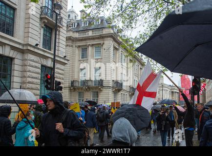 I manifestanti anti anti-monarchia e i fan reali sono visti mentre le persone si riuniscono per vedere l'incoronazione di re Carlo III a Londra. Foto Stock