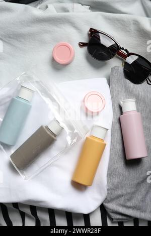 Kit cosmetico da viaggio, sacchetto di plastica e accessori in valigia, vista dall'alto Foto Stock