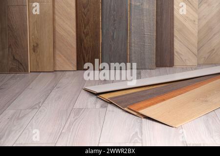 Diversi campioni di pavimenti in legno sulla superficie Foto Stock