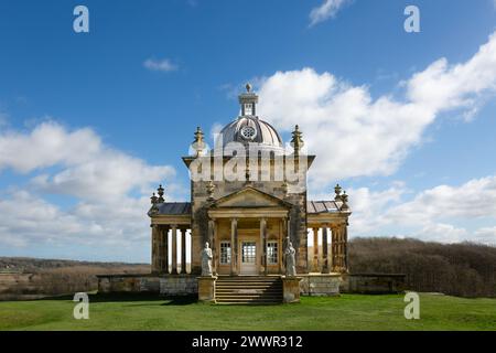 CASTLE HOWARD, YORK, REGNO UNITO - 23 MARZO 2024. Un paesaggio panoramico del Tempio dei quattro venti nei giardini della maestosa dimora britannica del Castello Foto Stock