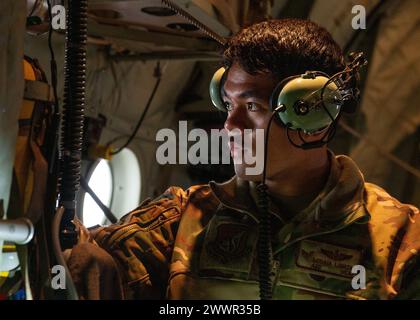 U.S. Air Force Airman 1st Class Losaia Lavata'i, 36th Airlift Squadron loadmaster, completa un'ispezione interna su un C-130J Super Hercules USAF assegnato al 36th AS alla Yokota Air base, Giappone, 22 febbraio 2024. L'addestramento consisteva nell'eseguire una lista di controllo per garantire che i paracadutisti simulati fossero correttamente rilasciati dall'aeromobile. Aeronautica militare Foto Stock