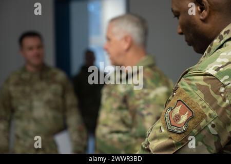 Dana Council, capo dell'Air Force Chief Master Sgt., capo comando dell'Air Force Installation and Mission Support Center, partecipa a un briefing uso presso la Spangdahlem Air base, Germania, 8 febbraio 2024. L'uso sta sviluppando uno spazio di resilienza nel comune di Spangdahlem AB Community per aviatori e famiglie in tutta l'installazione. Aeronautica militare Foto Stock