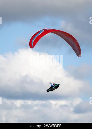 Parapendio in arrivo su terreni agricoli vicino a Hawes nello Yorkshire Dales National Park, Regno Unito. Foto Stock