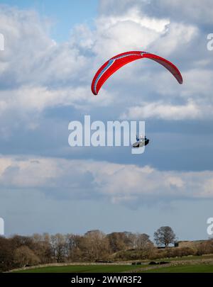 Parapendio in arrivo su terreni agricoli vicino a Hawes nello Yorkshire Dales National Park, Regno Unito. Foto Stock