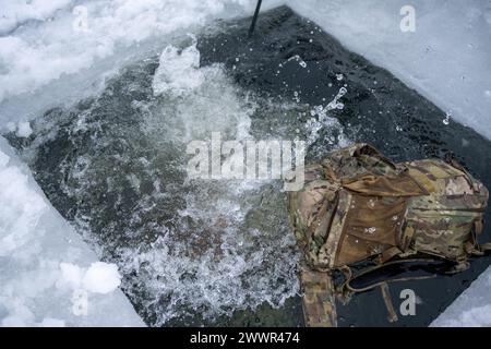 Special Warfare Tactical Air Control Party Airmen con Air Support Operations Squadron del 124th Fighter Wing partecipano all'addestramento di sopravvivenza in condizioni climatiche fredde presso Cascade Lake a Donnelly, Idaho, 7 febbraio 2024. Attraverso l'immersione in acqua fredda, i 124 membri dell'ASOS sono in grado di spingersi ai limiti e imparare abilità preziose. Air National Guard Foto Stock