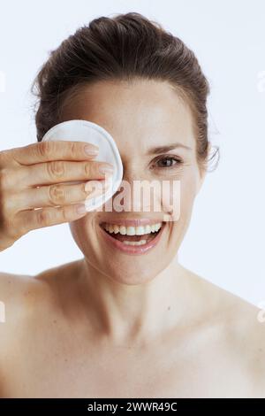 felice giovane femmina con tampone di cotone isolato su bianco. Foto Stock