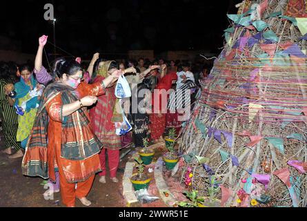 La comunità indù celebra il festival Holi per esprimere l'armonia religiosa, a Hyderabad lunedì 25 marzo 2024. L'Holi, il festival primaverile indù noto anche come "festival dei colori", viene celebrato dalla comunità indù in Pakistan e in tutto il mondo con fervore tradizionale e religioso. Foto Stock