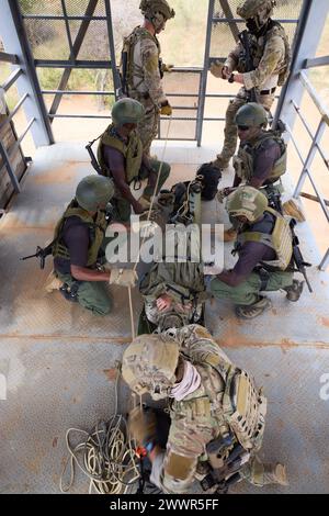 I membri dell'unità di risposta rapida delle forze di difesa del Kenya e degli aviatori dell'aeronautica degli Stati Uniti del 26th Special Tactics Squadron, comando operazioni speciali dell'aeronautica degli Stati Uniti, impacchettano una vittima durante l'addestramento per l'evacuazione delle vittime durante l'accordo 2024 giustificato (JA24) in Kenya, 29 febbraio 2024. Il JA24 è la più grande esercitazione dell'Africa Orientale degli Stati Uniti d'America, che si svolge dal 26 febbraio al 7 marzo. Guidata dalla Task Force Southern European (SETAF-AF) dell'esercito degli Stati Uniti e ospitata in Kenya, quest'anno l'esercitazione includerà personale e unità provenienti da 23 nazioni. Questo esercizio multinazionale crea la prontezza f Foto Stock