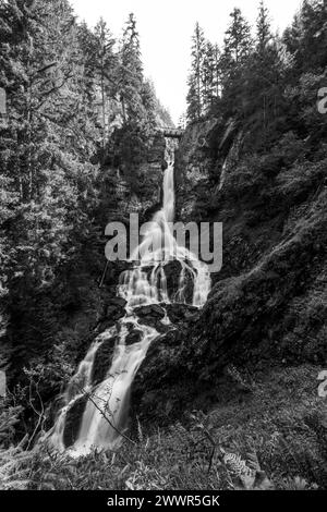 Cascata di Riesach nella Valle Untertal, Rohrmoos-Untertal nelle Alpi Schladminger, Austria. Fotografia in bianco e nero. Foto Stock