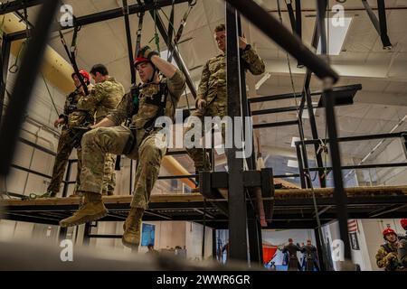 Gli aviatori della U.S. Air Force partecipano ad un addestramento di emergenza con paracadute presso Hurlburt Field, Florida, 6 febbraio 2024. L'addestramento alla sopravvivenza, alla fuga, alla resistenza e all'evasione prepara ed educa i Commandos dell'Air Force a garantire che l'Air Force Special Operations Command disponga di avieri altamente qualificati e ben preparati per completare una serie di missioni con un breve preavviso. Aeronautica militare Foto Stock