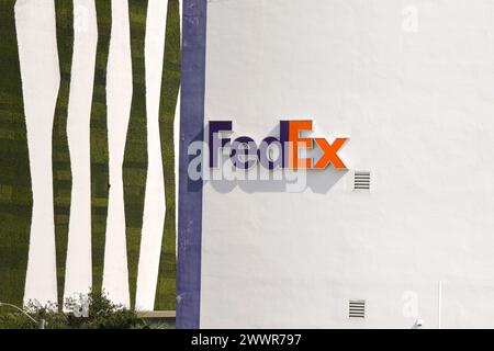 Miami, Florida, Stati Uniti - 3 dicembre 2023: Cartello sulla parete esterna di una filiale di FedEx Foto Stock
