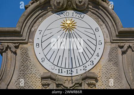 Amsterdam, Paesi Bassi - 15 maggio 2018: Orologio solare bianco con sole d'oro al Museum Garden da vicino. Foto Stock