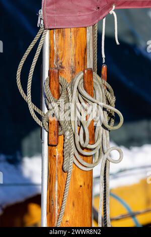 Corde e attrezzature su una vecchia barca a vela. Sfondo blu del cielo Foto Stock