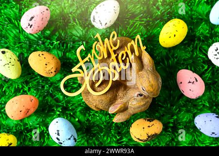 Figurine coniglietto di Pasqua e uova di Pasqua colorate con le parole "buona Pasqua" Foto Stock