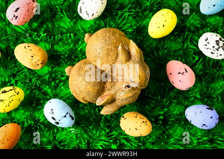 Figurine coniglietto di Pasqua e uova di Pasqua colorate, Pasqua Foto Stock