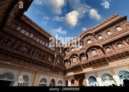 Jodhpur, Rajasthan, India - 31 ottobre 2023: Vista del palazzo interno con ampio angolo del forte Mehrangarh di Jodhpur Foto Stock