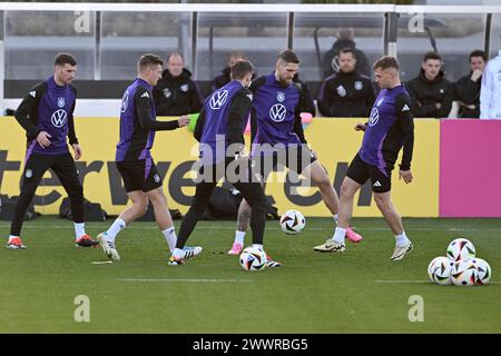 Francoforte, Germania. 25 marzo 2024, Assia, Francoforte/M.: Calcio: Squadra nazionale, sessione di allenamento finale nel campus DFB. Pascal Groß (l-r), Toni Kroos, il portiere Oliver Baumann, Robert Andrich e Joshua Kimmich giocano la palla. Il team DFB affronterà la squadra olandese il 26.03.2024. Foto: Arne Dedert/dpa Credit: dpa picture Alliance/Alamy Live News Foto Stock