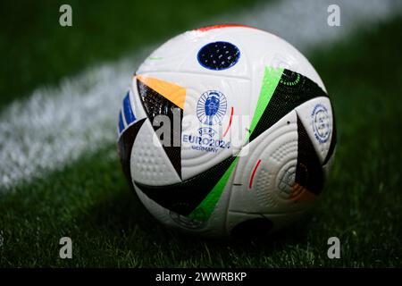 Parma, Italia. 22 marzo 2024. Il pallone ufficiale da calcio dell'Adidas Fussballliebe di Euro 2024 è stato visto prima dell'amichevole internazionale tra Albania e Cile. Crediti: Nicolò campo/Alamy Live News Foto Stock