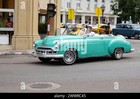 L'AVANA, CUBA - 28 AGOSTO 2023: Chevrolet Deluxe 1950 Cabrio di colore blu e verde nelle strade di l'Avana, Cuba Foto Stock