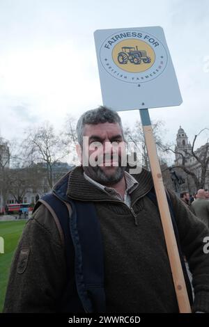 Londra, Regno Unito. 25 marzo 2024. Gli agricoltori di tutto il paese stanno pianificando una manifestazione di trattori a Westminster per protestare contro le importazioni di cibo a basso costo e chiedere ai politici di proteggere gli elevati standard alimentari britannici negli accordi commerciali. Il gruppo della campagna, Save British Farming (SBF), sta collaborando con il gruppo Farmers for Fairness con sede nel Kent per la dimostrazione dei trattori. Crediti: Joao Daniel Pereira/Alamy Live News Foto Stock