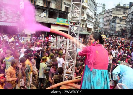 Guwahati, India. 25 marzo 2024. La gente celebra il festival Holi a Guwahati, Assam, India, il 25 marzo 2024. Holi, la festa dei colori, segna l'inizio della stagione primaverile. Crediti: Str/Xinhua/Alamy Live News Foto Stock