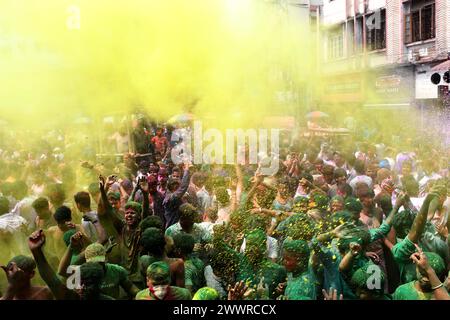 Guwahati, India. 25 marzo 2024. La gente celebra il festival Holi a Guwahati, Assam, India, il 25 marzo 2024. Holi, la festa dei colori, segna l'inizio della stagione primaverile. Crediti: Str/Xinhua/Alamy Live News Foto Stock