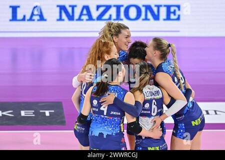 Firenze, Italia. 24 marzo 2024. Le giocatrici de il Bisonte Firenze festeggiano durante il Bisonte Firenze vs Cuneo Granda Volley, partita di pallavolo femminile di serie A1 a Firenze, Italia, 24 marzo 2024 credito: Agenzia fotografica indipendente/Alamy Live News Foto Stock